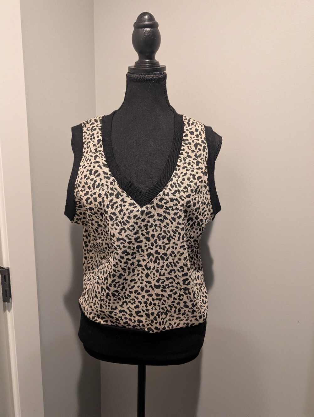 Cleo Petites Leopard Print V-Neck Tank Top - Black & Cream